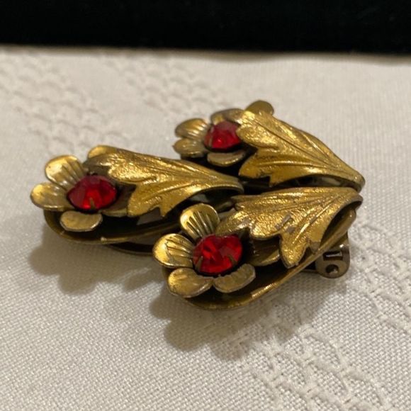 Vintage Brass And Rhinestone Flower Sweater Clip - Picture 6 of 11